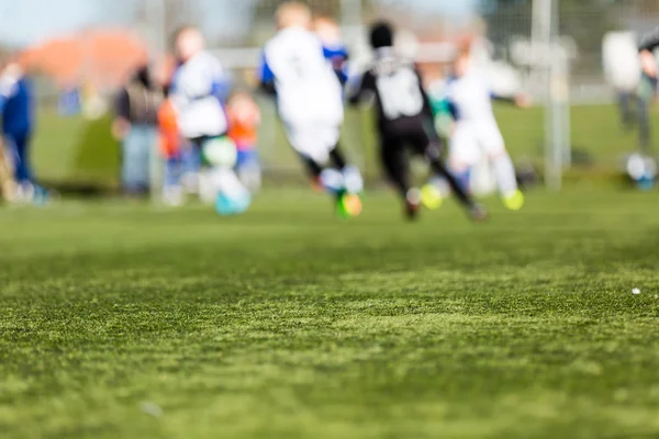 Розмиті діти грають у футбол — стокове фото