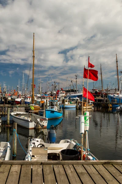 Kleine boten in marina — Stockfoto