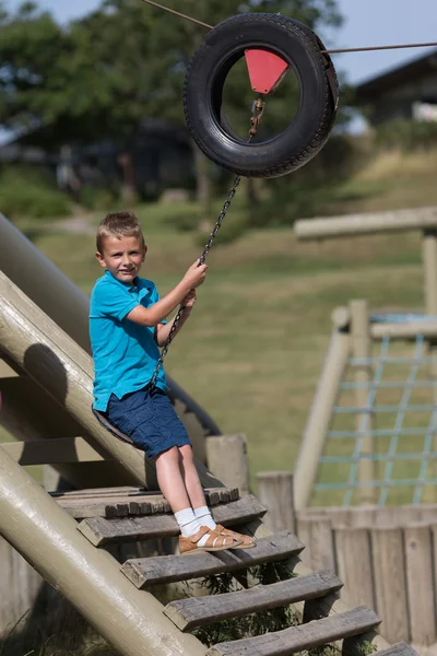 Jongen op speelplaats — Stockfoto