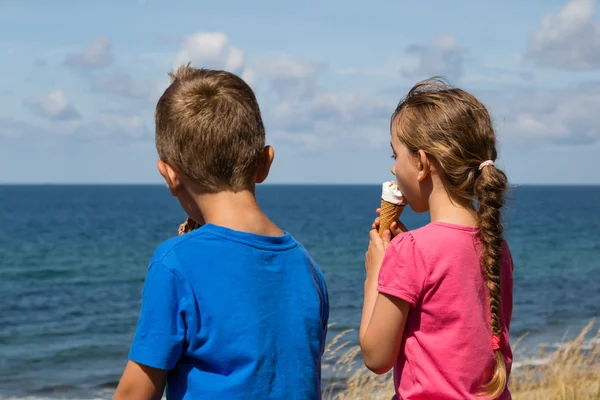 Kinder mit Eis — Stockfoto