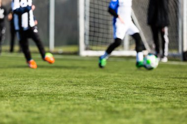 Futbol oynayan bulanık çocuklar