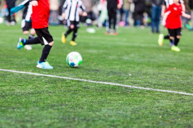 Futbol oynayan bulanık genç çocuklar