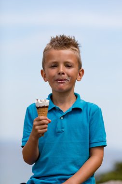 Çocuk dondurma yiyor.
