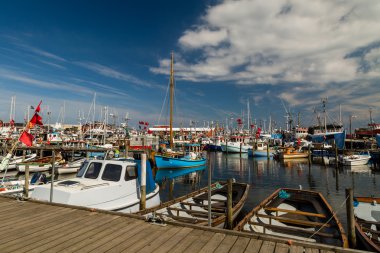 küçük teknelerle marina