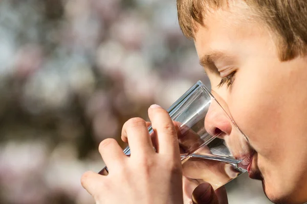 Niño bebiendo agua dulce de vidrio —  Fotos de Stock