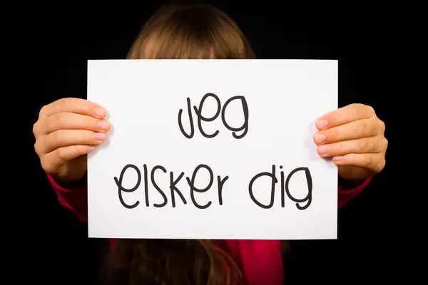 Το παιδί κρατάει πινακίδα με δανική λέξεις Jeg ελσκέρ σκάψει - σ ' αγαπώ — Φωτογραφία Αρχείου