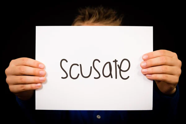 Σημάδι εκμετάλλευση παιδιού με ιταλική λέξη Scusate - συγγνώμη — Φωτογραφία Αρχείου