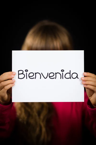 Child holding sign with Spanish word Bienvenida - Welcome — Stock Photo, Image