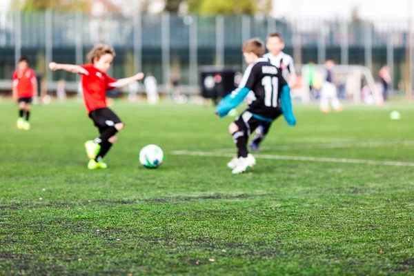 少年サッカーの試合を再生のぼかし — ストック写真