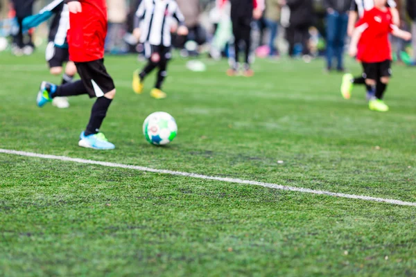 Niñas borrosas jugando al fútbol — Foto de Stock