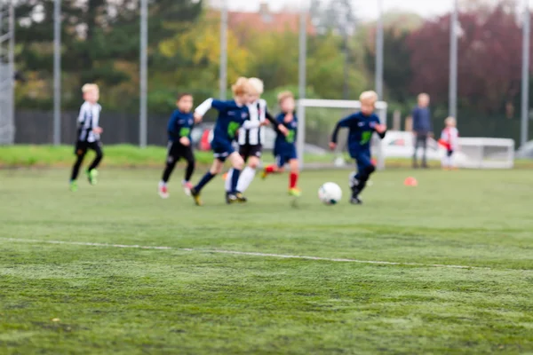 Jogadores de futebol juvenil desfocado — Fotografia de Stock