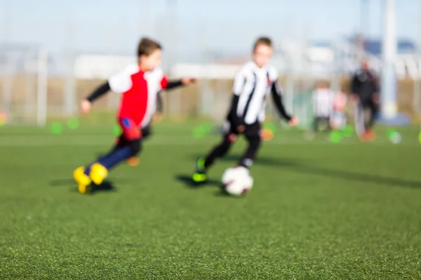 Due bambini sfocati che giocano a calcio — Foto Stock
