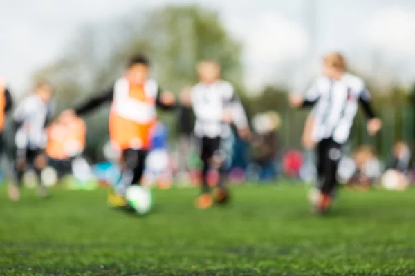 Desenfoque de los jóvenes jugando fútbol partido — Foto de Stock