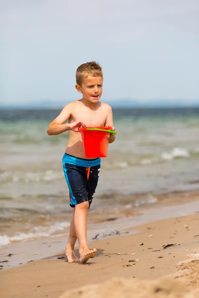 Jongen met plastic emmer — Stockfoto