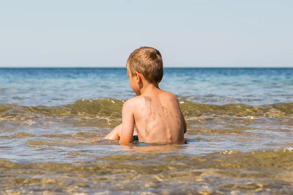 Chlapec hraje v oceánu — Stock fotografie