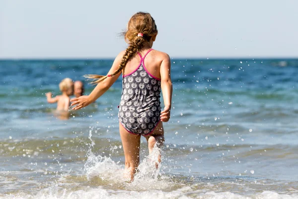 Young girl — Stock Photo, Image