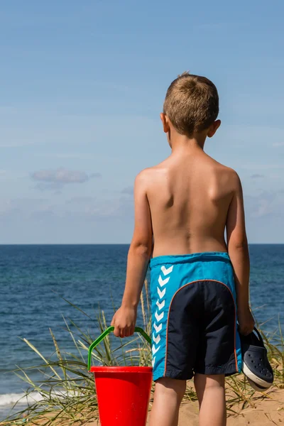 Хлопчик з пляжними іграшками — стокове фото