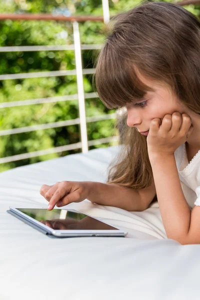 Close-up van meisje met Tablet PC — Stockfoto