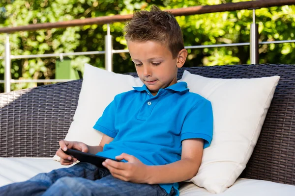 Kleiner Junge mit seinem Tablet — Stockfoto