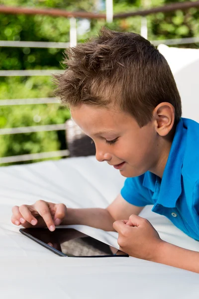 Chlapec s tabletem během letního času — Stock fotografie