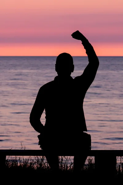 Man met de gebalde vuist — Stockfoto