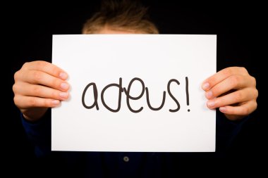 Portekizce kelime Adeus - elveda işaretiyle tutan çocuk