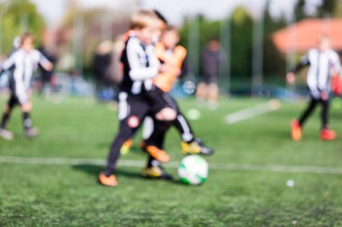Bulanıklık genç erkek futbol maçı oynarken