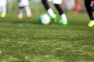 futbol oynayan bulanık çocuklar