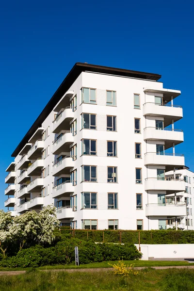 Edificio de condominio contemporáneo — Foto de Stock