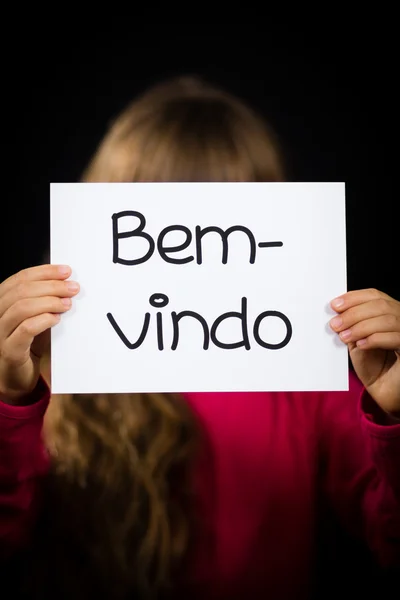 Child holding sign with Portuguese word Bem-vindo - Welcome — Stock Photo, Image