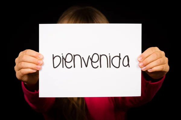 スペイン語の単語 Bienvenida - ようこそと記号を保持している子 — ストック写真