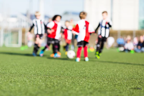 Oskärpa av pojkar som spelar fotboll — Stockfoto