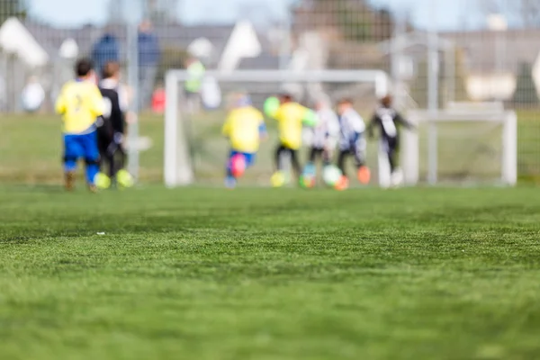 Niños borrosos jugando fútbol — Foto de Stock