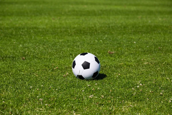 Terrain vert avec ballon de football — Photo