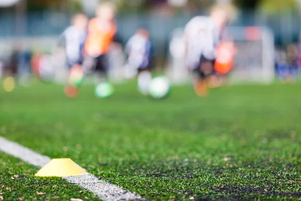 Jeunes enfants flous jouant au soccer — Photo