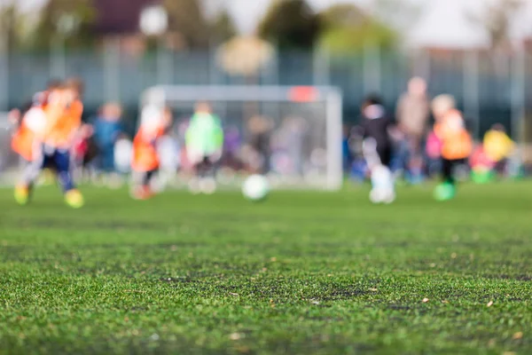 Verschwommene junge Kinder beim Fußballspielen — Stockfoto