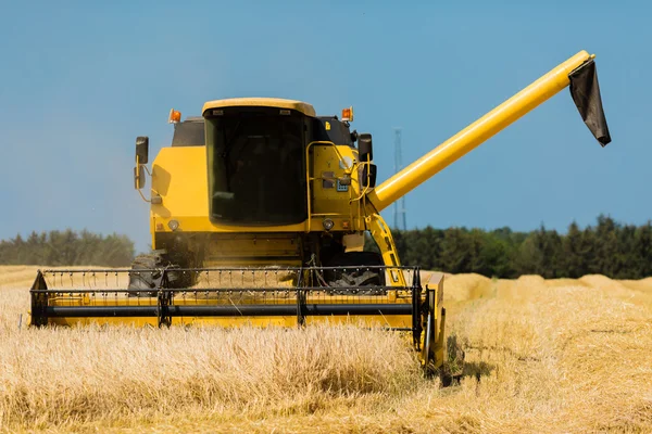 Yellow harvester — Zdjęcie stockowe