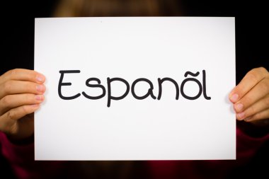 İspanyolca kelime Espanol - İspanyolca olarak Englis işaretiyle tutan çocuk