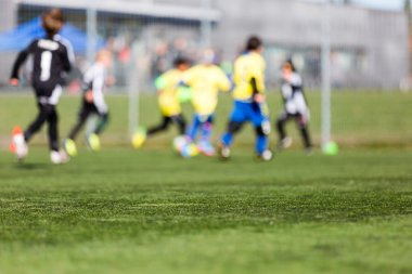 futbol oynayan bulanık çocuklar