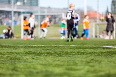 Futbol oynayan bulanık çocuklar