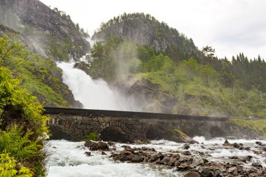 Norveç'te Latefossen şelaleler