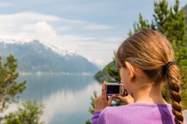 Kız alma fotoğraf ile kompakt fotoğraf makinesi