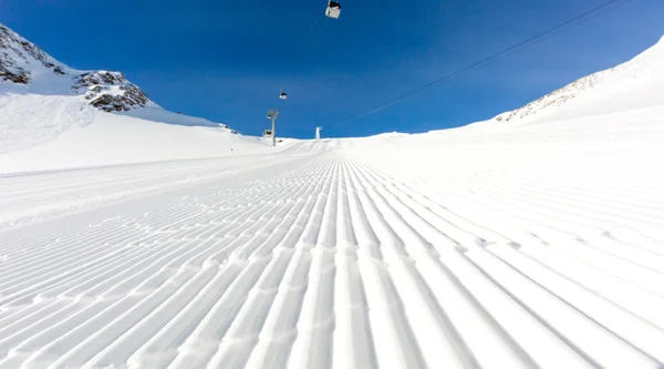 Piste de ski damée à la station de ski — Photo