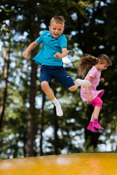 Děti na skákací polštář — Stock fotografie