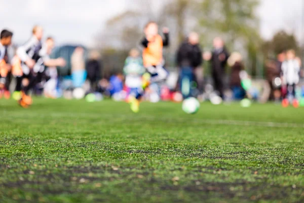 Розмиті молоді діти грають у футбол — стокове фото