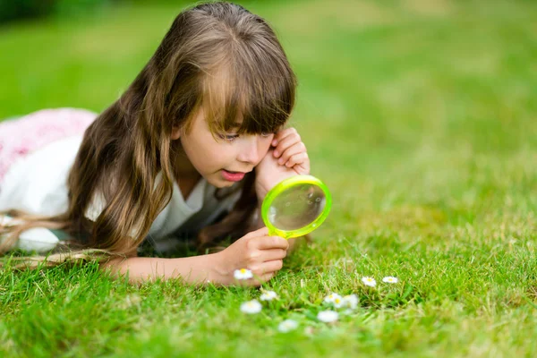 Jong meisje met Microscoop in tuin — Stockfoto
