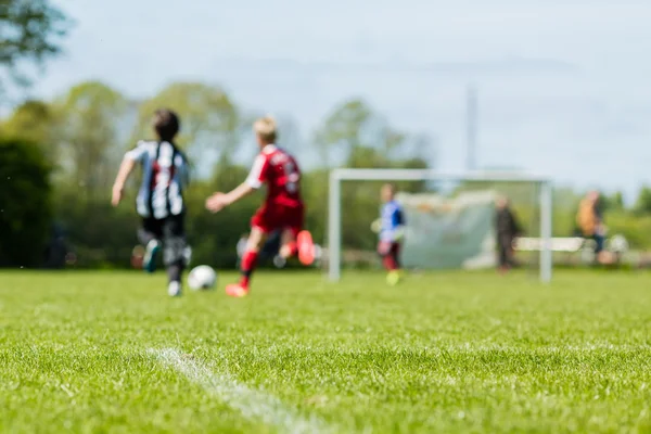 Niños borrosos jugando fútbol partido —  Fotos de Stock