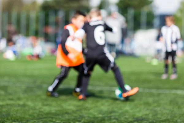 Oskärpa av unga pojkar spelar fotbollsmatch — Stockfoto