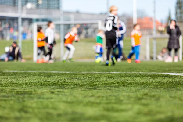 Crianças desfocadas jogando futebol — Fotografia de Stock