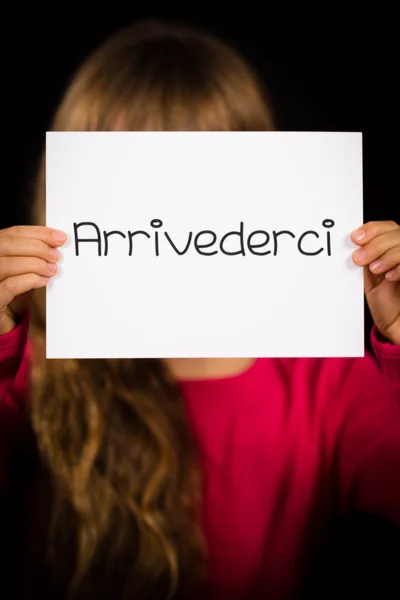 Kind hält Schild mit italienischem Wort arrivederci - wir sehen uns später — Stockfoto